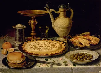 Nature morte avec une tarte, un poulet rôti, du pain, du riz et des olives
